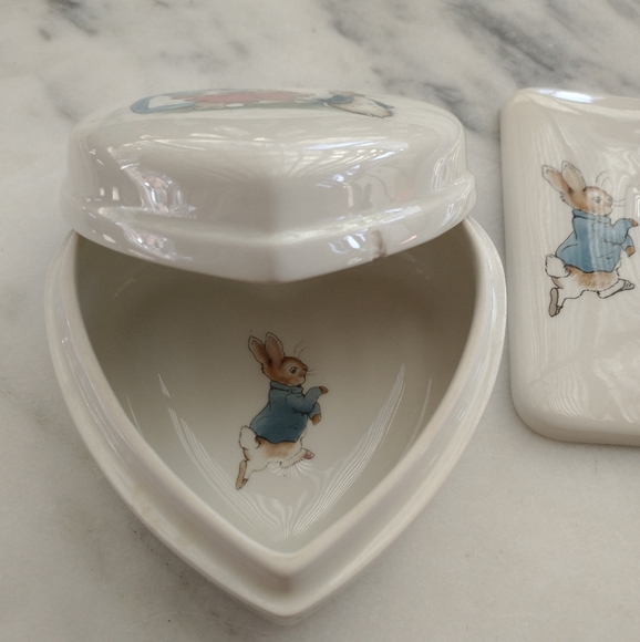 WEDGWOOD PETER RABBIT HEART-SHAPED TRINKET DISH W/ LID & MATCHING SWITCH PLATE - Picture 2 of 15